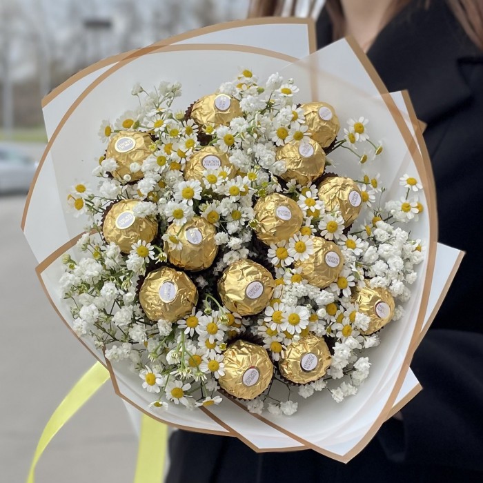 Букет ромашек и конфет