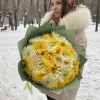 25 белых и жёлтых хризантем